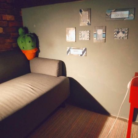 Badu Sukhumvit Dormitory Банкок Екстериор снимка