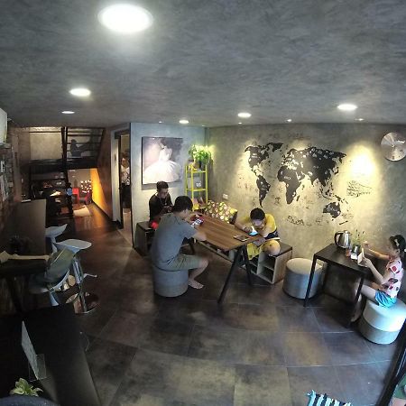 Badu Sukhumvit Dormitory Банкок Екстериор снимка