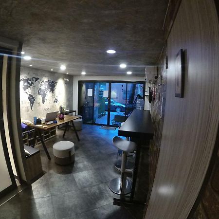 Badu Sukhumvit Dormitory Банкок Екстериор снимка