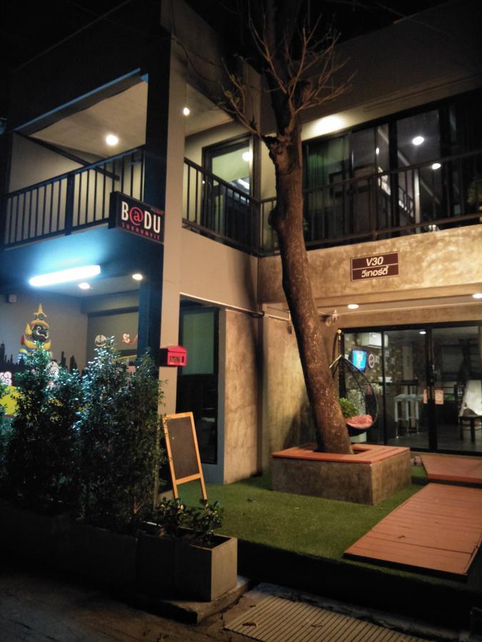 Badu Sukhumvit Dormitory Банкок Екстериор снимка