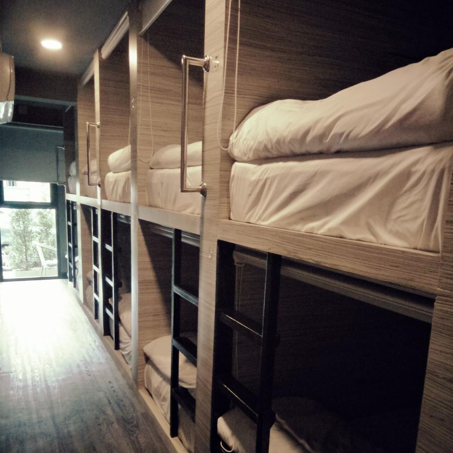 Badu Sukhumvit Dormitory Банкок Екстериор снимка
