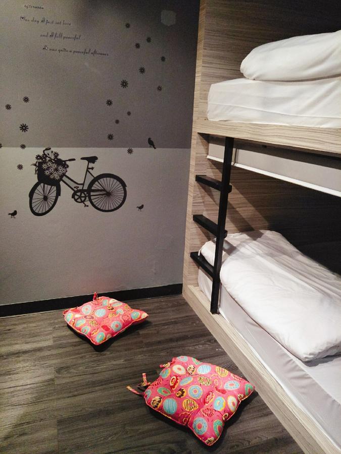 Badu Sukhumvit Dormitory Банкок Екстериор снимка