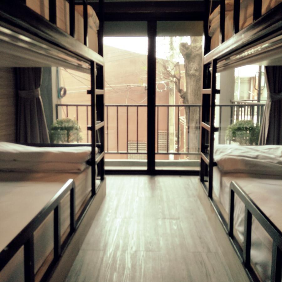 Badu Sukhumvit Dormitory Банкок Екстериор снимка