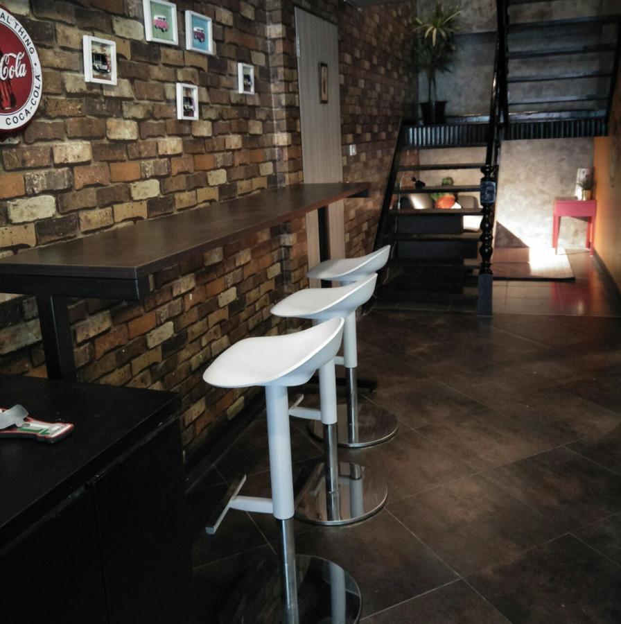Badu Sukhumvit Dormitory Банкок Екстериор снимка