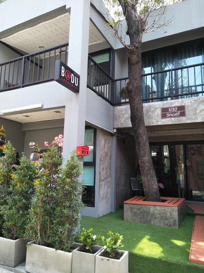 Badu Sukhumvit Dormitory Банкок Екстериор снимка