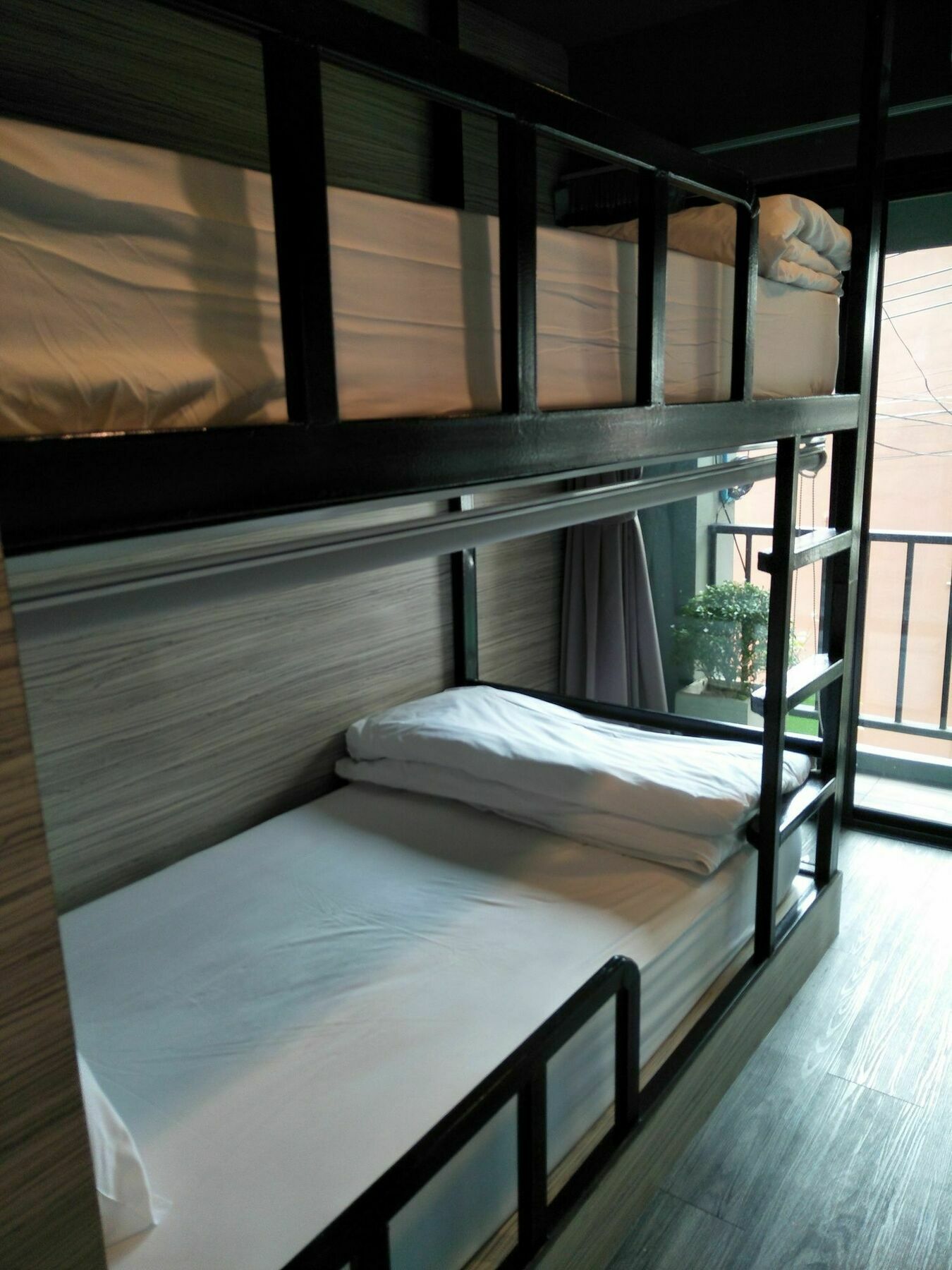 Badu Sukhumvit Dormitory Банкок Екстериор снимка