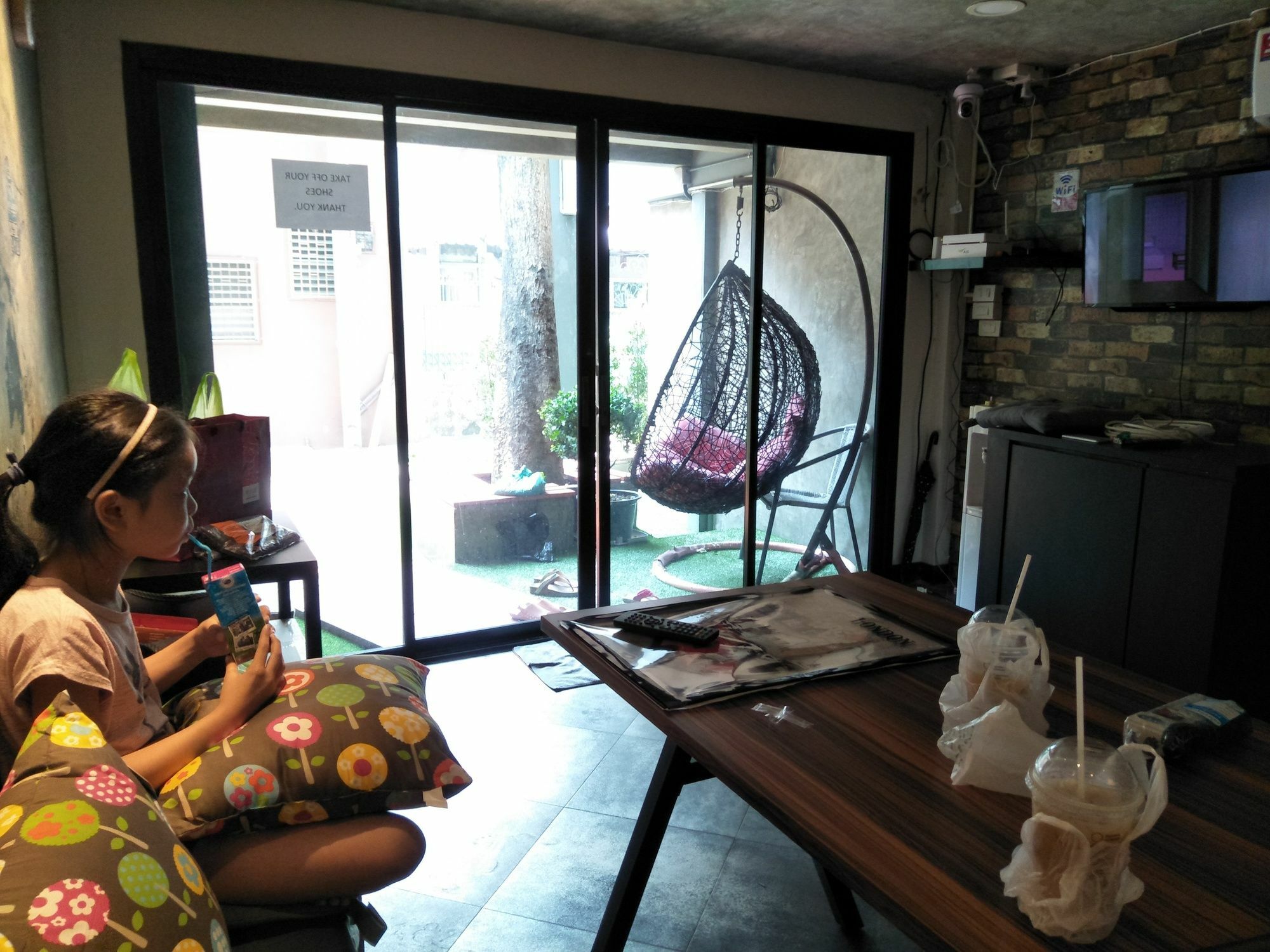 Badu Sukhumvit Dormitory Банкок Екстериор снимка