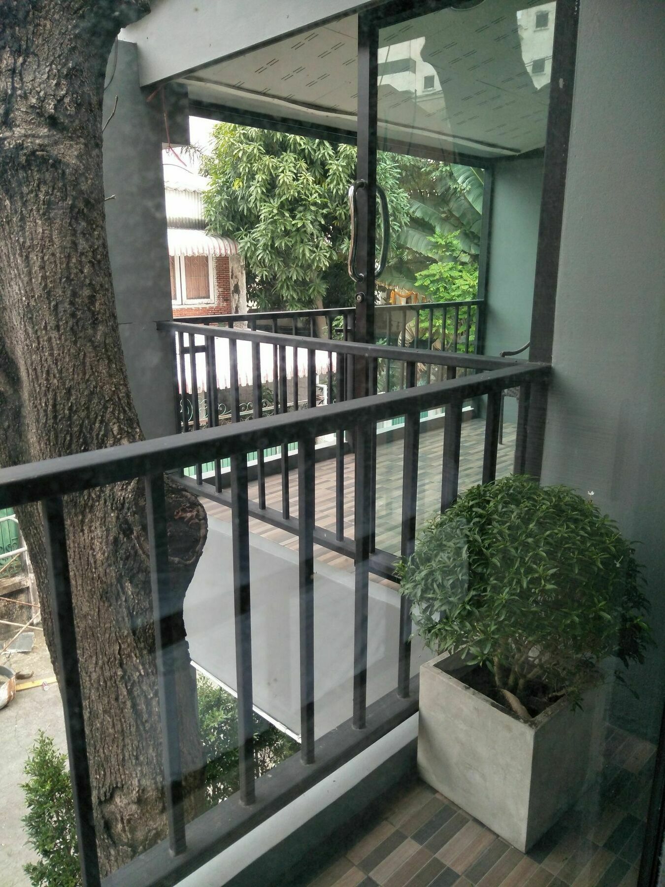 Badu Sukhumvit Dormitory Банкок Екстериор снимка