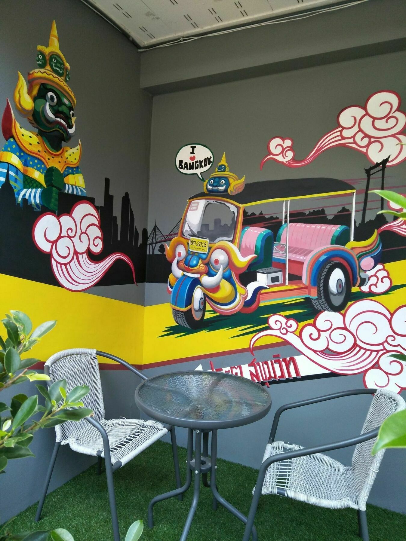 Badu Sukhumvit Dormitory Банкок Екстериор снимка