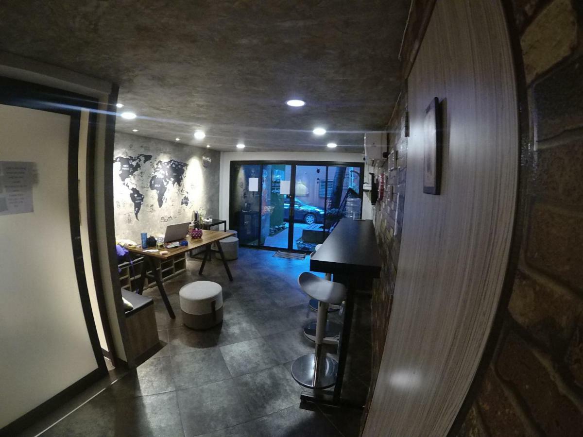 Badu Sukhumvit Dormitory Банкок Екстериор снимка