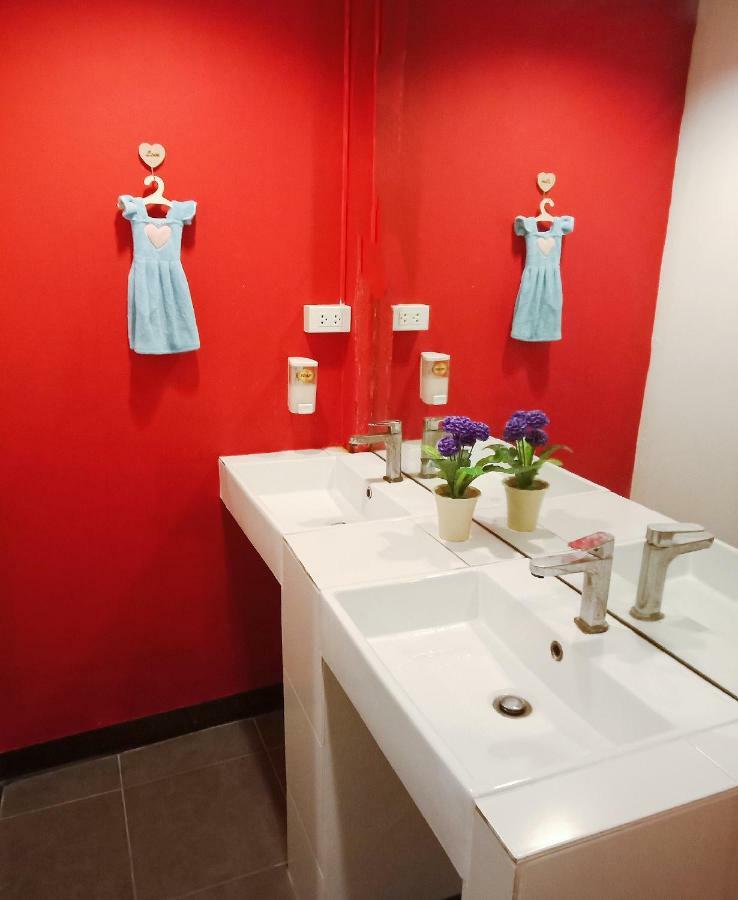 Badu Sukhumvit Dormitory Банкок Екстериор снимка