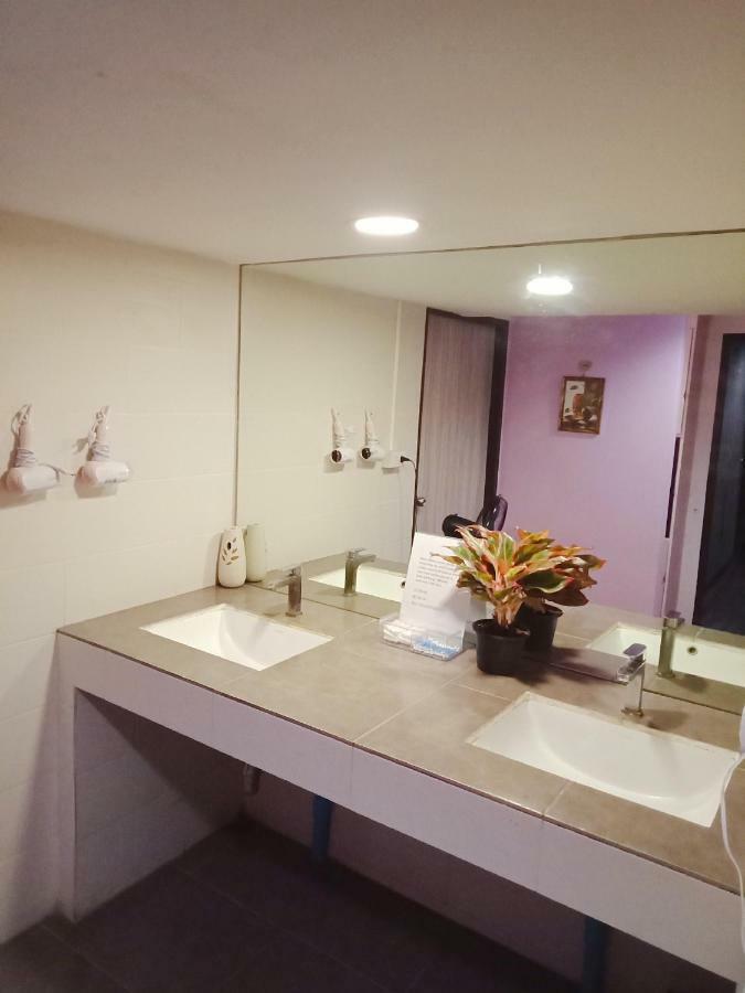 Badu Sukhumvit Dormitory Банкок Екстериор снимка