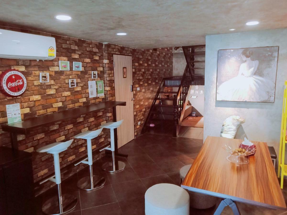 Badu Sukhumvit Dormitory Банкок Екстериор снимка