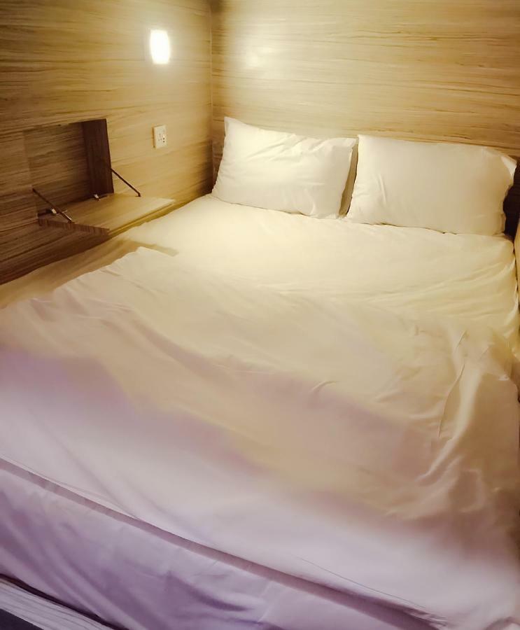 Badu Sukhumvit Dormitory Банкок Екстериор снимка